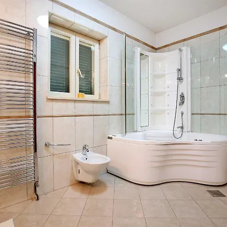 5* Seaview Clara For 12+ Guests, וילה *