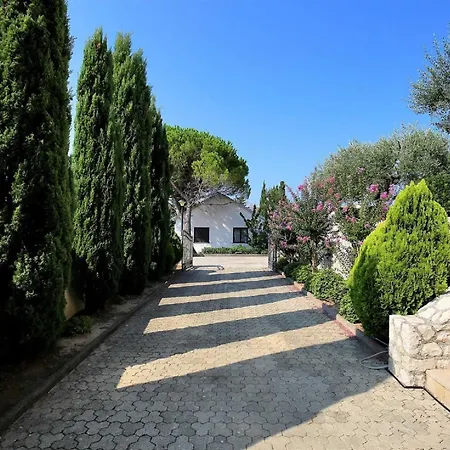 5* Seaview Clara For 12+ Guests, וילה