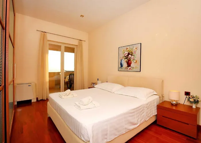 5* Seaview Clara For 12+ Guests, Vila