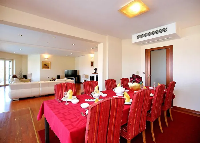 5* Seaview Clara For 12+ Guests, Vila
