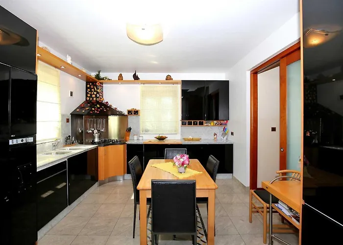 5* Seaview Clara For 12+ Guests, Kozino